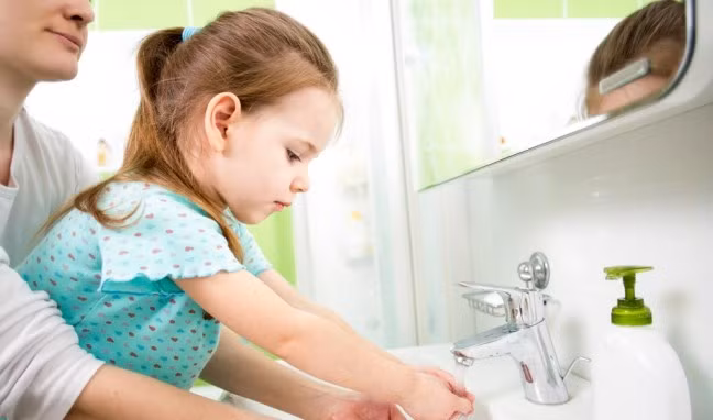 Vệ sinh cá nhân là một trong những cách phòng ngừa tốt nhất bệnh tay chân miệng (Ảnh minh họa)