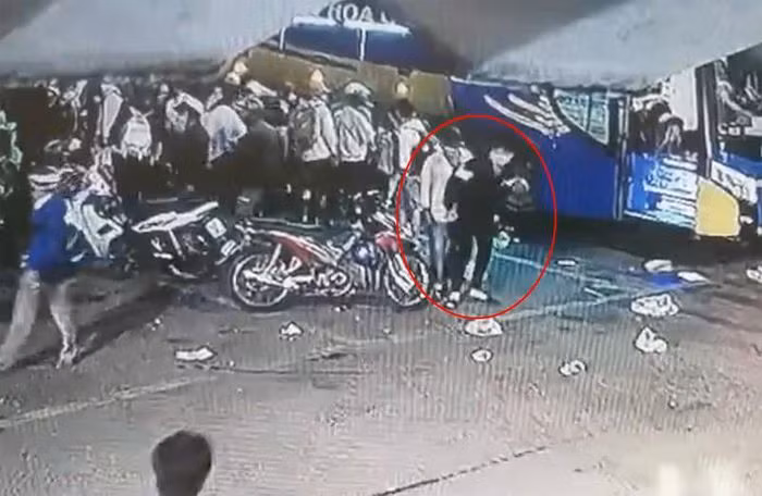 Hình ảnh nam sinh viên khi xuống đến bến xe miền Đông. Ảnh: Pháp luật TP.HCM