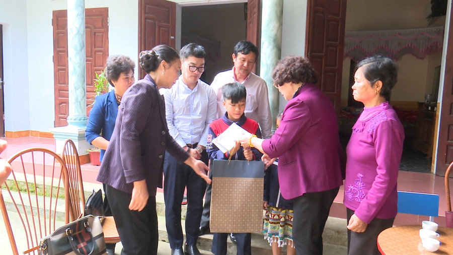 Bà Nguyễn Thị Kim Hải - Chủ tịch Hội Khuyến học tỉnh trao quà cho em Nguyễn Quốc Cường Bà Nguyễn Thị Kim Hải - Chủ tịch Hội Khuyến học tỉnh trao quà cho em Nguyễn Quốc Cường