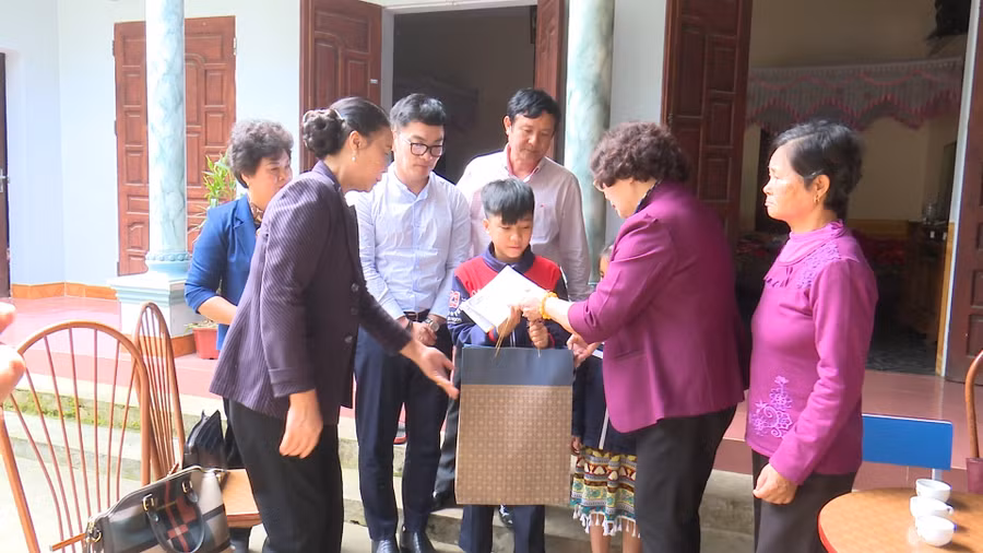 Bà Nguyễn Thị Kim Hải - Chủ tịch Hội Khuyến học tỉnh trao quà cho em Nguyễn Quốc Cường