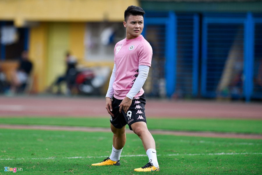 Sau phần chạy khởi động, Quang Hải đứng tại chỗ thả lỏng trong khi các đồng đội bước vào bài tập phối hợp với bóng. Người hâm mộ đang mong đợi màn so tài giữa Quang Hải và Nguyễn Công Phượng trên sân vận động Thống Nhất chiều 29/2. Sau phần chạy khởi động, Quang Hải đứng tại chỗ thả lỏng trong khi các đồng đội bước vào bài tập phối hợp với bóng. Người hâm mộ đang mong đợi màn so tài giữa Quang Hải và Nguyễn Công Phượng trên sân vận động Thống Nhất chiều 29/2.