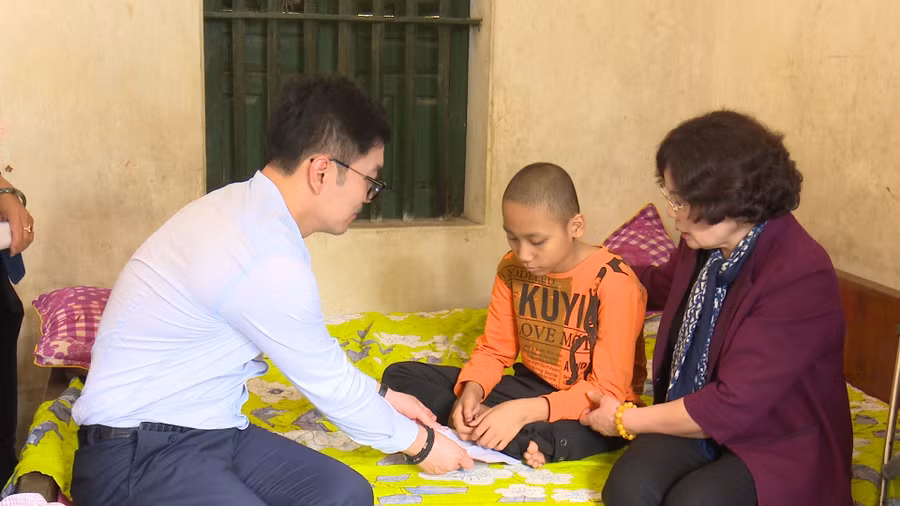 Đại diện Hội khuyến học và Công ty Thiên Đức động viên, tặng quà cho em Bùi Anh Thái