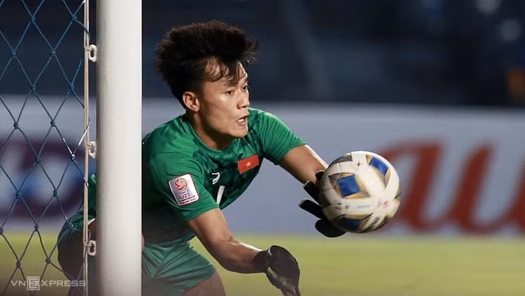 “Thủ môn quốc dân” Bùi Tiến Dũng, người hùng và những lần “đốt đền”