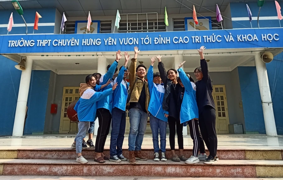 Đồng Ngọc Hà (giữa) huấn luyện các thành viên đội tuyển HSG tỉnh Hưng Yên tại dự án Biology For All Vietnam 2020.