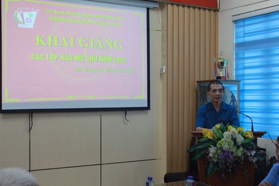 Ông Phan Tuấn - Phó Trưởng phòng GD&ĐT huyện Đại Từ động viên các học viên tham gia lớp học "xoá mù chữ" tại địa phương. Ông Phan Tuấn - Phó Trưởng phòng GD&ĐT huyện Đại Từ động viên các học viên tham gia lớp học "xoá mù chữ" tại địa phương.