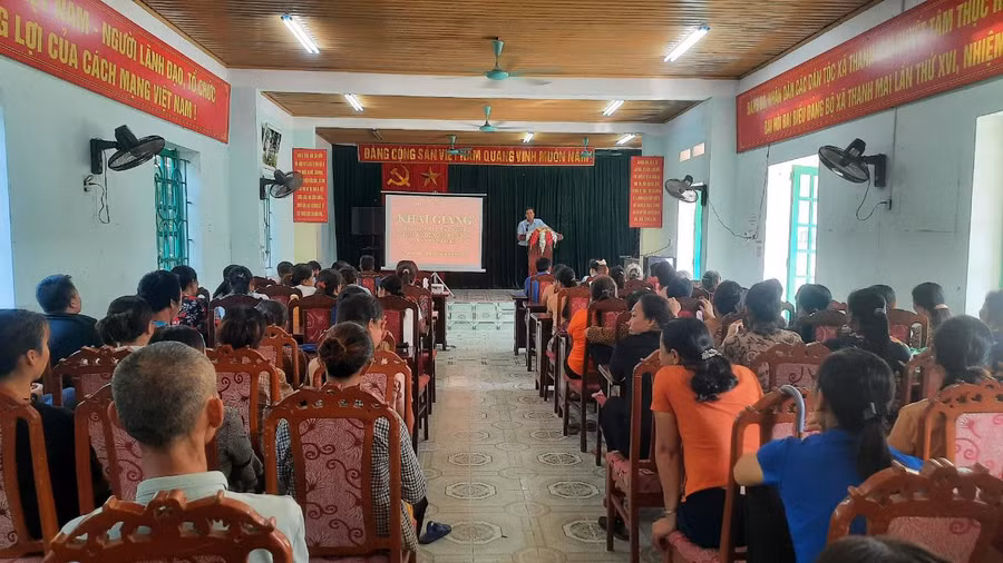 Hội nông dân xã Thanh Mai, huyện Chợ Mới phối hợp tổ chức lớp học nghề cho bà con về chăn nuôi và phòng trừ bệnh trên đàn lợn.