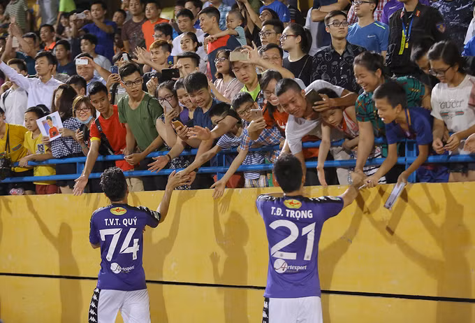 Bạn gái tới sân cổ vũ Quang Hải thi đấu