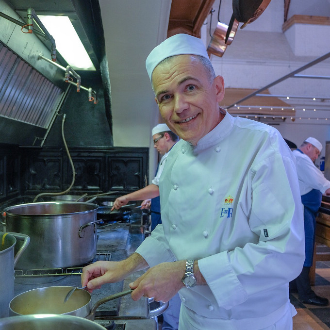 Bếp trưởng Hoàng gia Mark Flanagan là người điều hành các cộng sự chế biến các món ăn trong đám cưới của Hoàng tửHarry và công nương Meghan Markle. "Tất cả các thành viên tổ bếp đều rất hào hứng khi tham gia vào sự kiện này. Ngay cả những nhân viên cũ cũng liên hệ chúng tôi để trợ giúp khi cần", ông Mark cho biết. Head Chef Mark Flanagan in the Royal Kitchen as his team prepare for The Wedding of Prince Harry and Ms. Meghan Markle.All the staff are delighted to be involved on the day. Weve even had old staff contacting us if we need some extra support, says Mark, The Head Chef of The Royal Household.