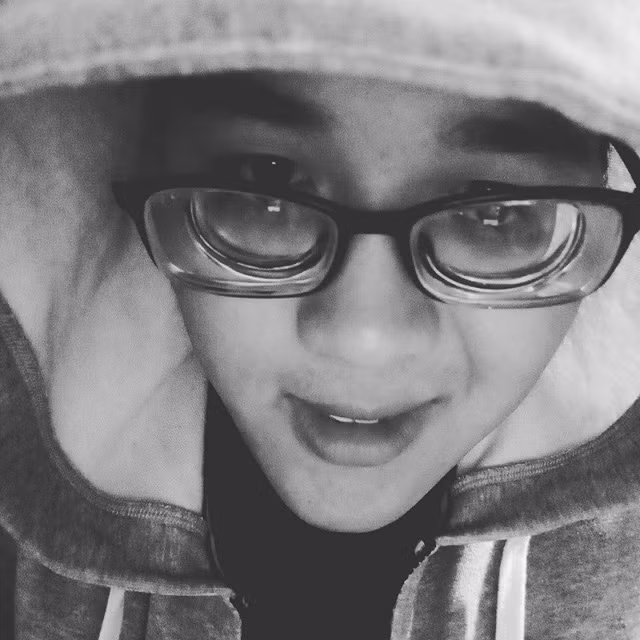 Chiếc kính cận dày cộm Cường đeo hằng ngày