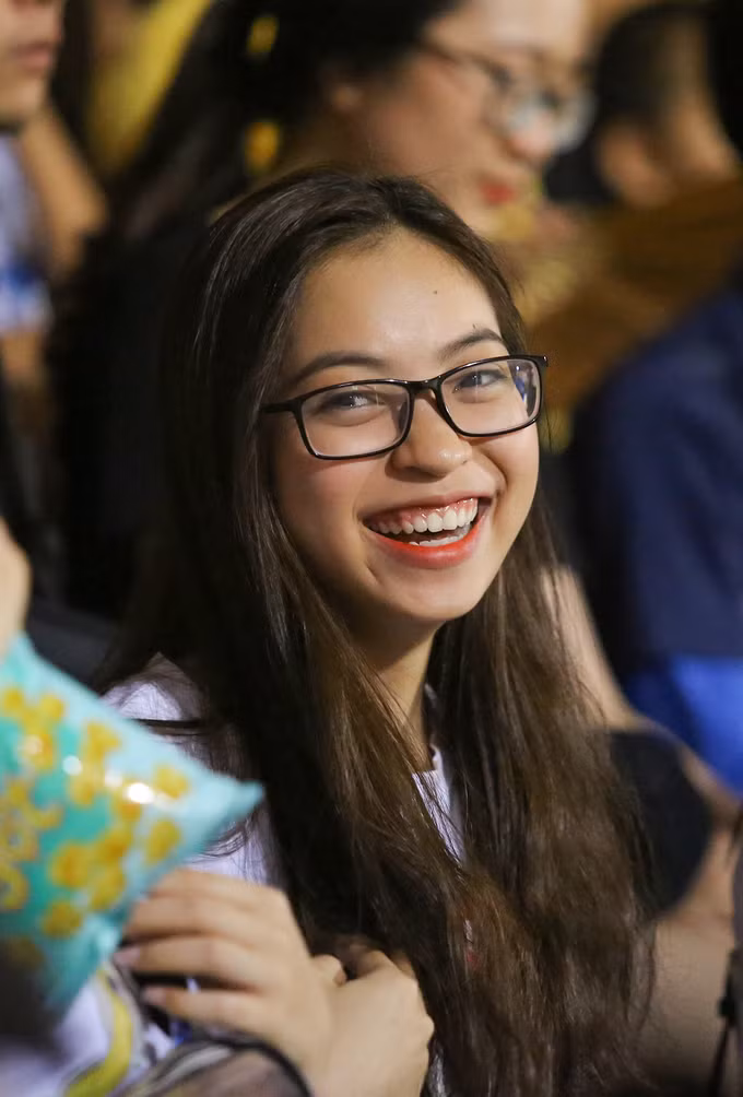 Bạn gái tới sân cổ vũ Quang Hải thi đấu