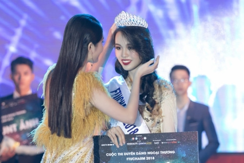 Thùy Dung trao lại vương miện cho người kế nhiệm - Huỳnh Phạm Thủy Tiên. Thùy Dung trao lại vương miện cho người kết nhiệm.