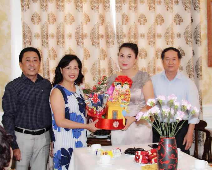 Cách đây ít ngày, vợ chồng nghệ sĩ Hương Dung đã làm lễ dạm ngõ cho con trai Hà Duy. Nữ nghệ sĩ chia sẻ: "Lễ dạm ngõ đã hoan hỉ, giờ chỉ còn chờ ngày lành tháng tốt là hai họ sẽ có dâu hiền, rể thảo. Gia đình hai bên rất xúc động khi nhận được nhiều lời chúc từ khắp mọi miền gửi tới. Sau lễ dạm ngõ ít giờ là Hà Duy lại tiếp tục lên đường làm nhiệm vụ". Sao nhí phim Đội đặc nhiệm nhà C21 làm lễ dạm ngõ với bạn gái xinh đẹp - 1