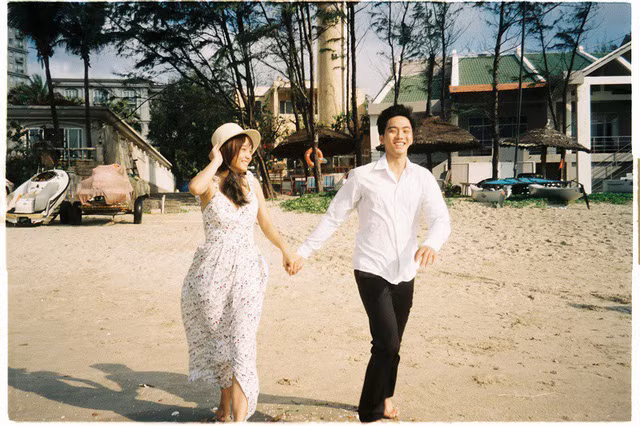 Điểm đặc biệt của bộ ảnh là bối cạnh đậm chất “cây nhà lá vườn”, được chụp tại một khu vườn nhỏ ở Vũng Tàu. Nội dung và bối cảnh đơn giản nhưng chính cách thể hiện nhẹ nhàng của hai nhân vật chính lại khiến bộ ảnh có sự hài hòa, dung dị mà sâu sắc như chính mối tình của hai nhân vật.