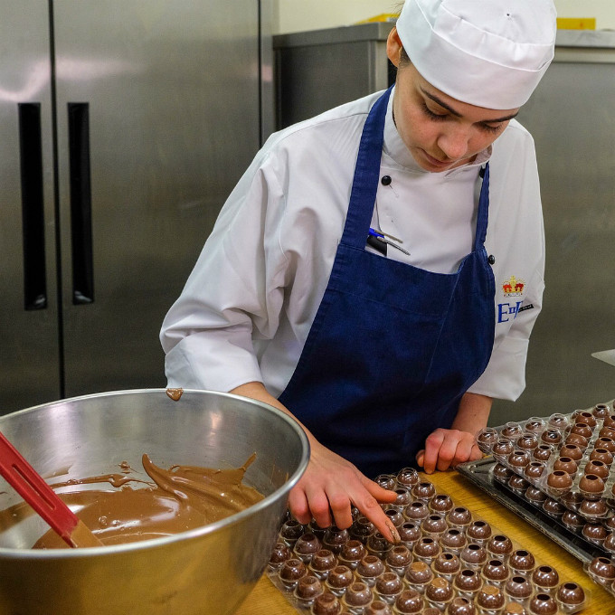 Đầu bếp làm bánhSelwyn Stoby cho biết họ sẽ chuẩn bị các loại bánh chocolate truffles, loại đồ tráng miệng được yêu thích trong các buổi tiếp đón truyền thống ở lâu đài Windsor. Đây là loại kẹo chocolate dạng viên tròn, được lăn qua lớp vỏ như dừa, hạt dẻ, hạt điều băm nhỏ... Mark said much of the produce used in the dishes, that will serve up to the 600 guests attending the reception, will be delivered from farms across counties like Kent, which is known as the garden of England and Norfolk. The asparagus being prepared for the lunchtime reception at The Royal Windsor Horse Show came from Portwood Farm in Attleborough in the county. However, Mark says the produce has also been taken from Her Majestys Estate at Windsor.