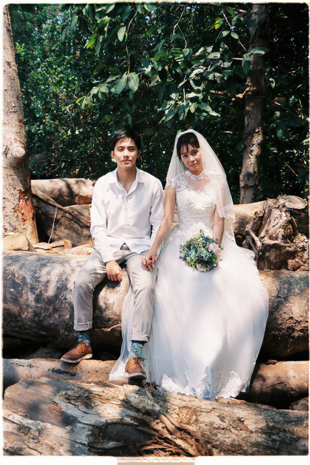  Cặp đôi trong bộ ảnh là Thành Trí và Lâm Hà Kiều Anh, tuy không phải là cặp đôi thực sự ngoài đời nhưng màn thể hiện tròn vai cô dâu, chú rể trong bộ ảnh đã khiến người xem trầm trồ, mê đắm. 