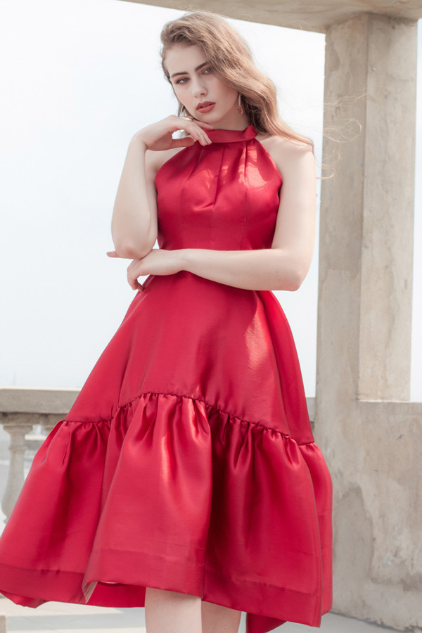 Tôn đỏ cuốn hút vẫn được ưa chuộng và chọn lựa để mang tới các mẫu váy xòe khiến người mặc trở nên trẻ trung và đáng yêu hơn.