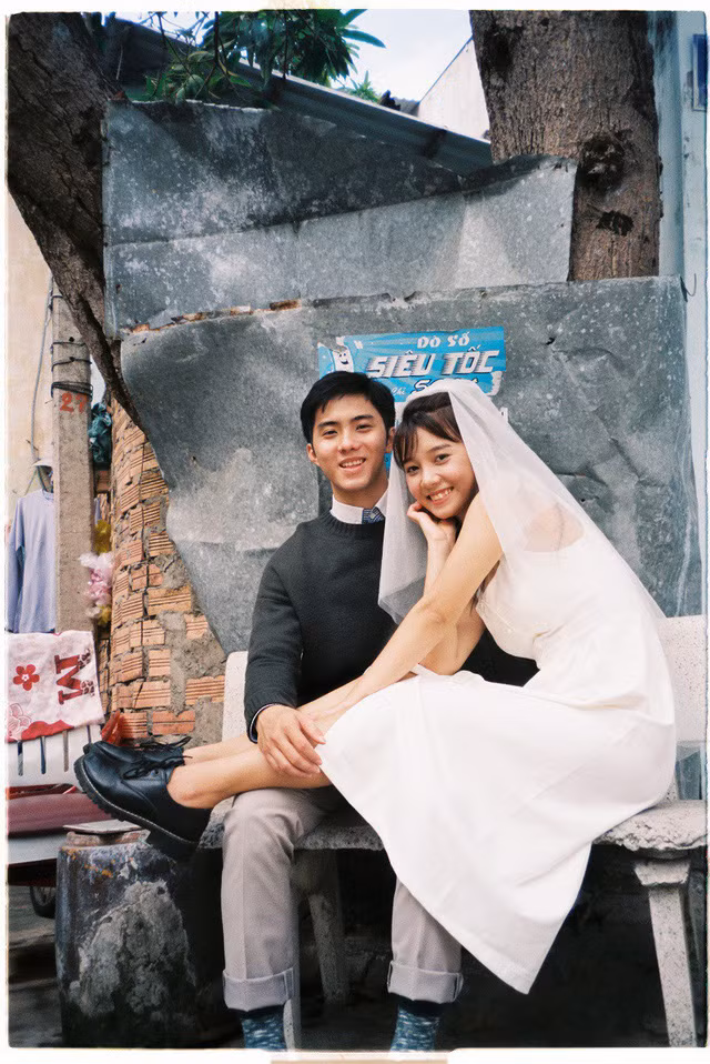 “Bối cảnh của bộ ảnh nằm ngay cạnh một khu chợ gần nhà bác mình, lâu lâu mình vẫn hay ghé qua chơi. Cho đến một hôm nhận được lời mời hợp tác chụp bộ ảnh cưới mình nảy ra ý tưởng này”, Thái Sơn chia sẻ.