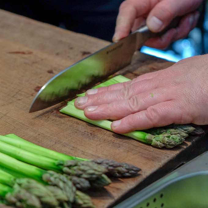 Đầu bếp cho biết, các món ăn trong đám cưới hoàng gia được làm từ các sản phẩm tươi ngon nhất, từ các loại rau củ cho tới các loại gia vị phụ liệu. The menu which will be served on Prince Harry and Ms. Markles wedding day, has been led by the freshest produce available.