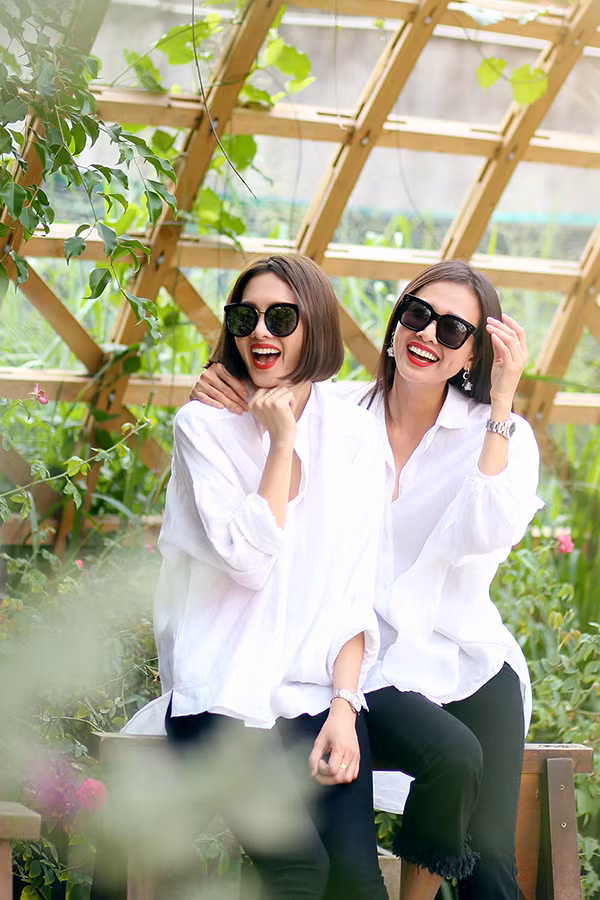 Sau khi hết hiểu lầm, họ ngày càng thân thiết, có thể chia sẻ với nhau mọi điều trong cuộc sống. Anh Thư - Dương Mỹ Linh mặc ton-sur-ton, giống nhau như chị em - 2