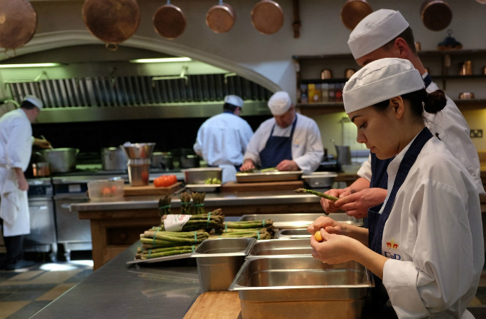 "Hoàng tử và công nương rất cẩn thận và kỹ lưỡng trong từng chi tiết. Họ đã tham gia vào một vài buổi thử món để nếm và quyết định các món ăn sẽ xuất hiện trong thực đơn tiệc cưới", ông Mark cho biết. Luckily the seasons have just fallen perfectly and thats become the main focus in the decision making of the menus, said Mark. The couple have been very involved in every detail of it, he says. His Royal Highness and Ms. Markle attended several tasting trials held in the Windsor Castle kitchen in March, sampling each of the dishes made from scratch in the castles kitchen.