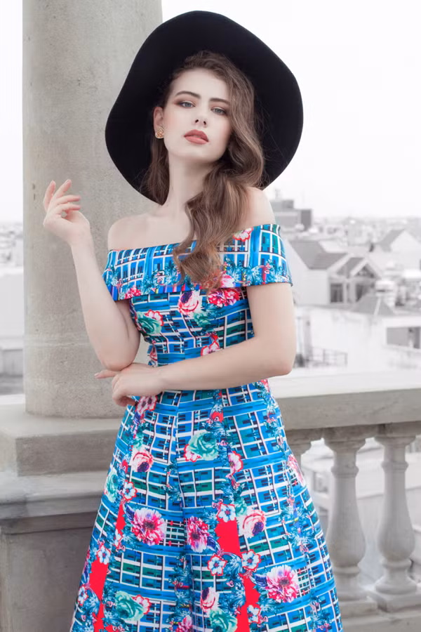 Vải lụa in hoa được chọn lựa để thể hiện các kiểu váy xòe cổ điển, váy trễ vai và đầm dáng ngắn mang tính ứng dụng cao.