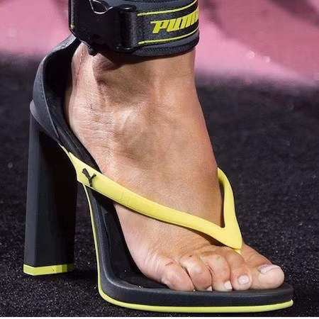  Nếu muốn đôi guốc khó tả này chạm tới ngưỡng thảm họa đỉnh cao nhất, có lẽ chủ nhân của nó nên thử đi thêm một đôi tất len 