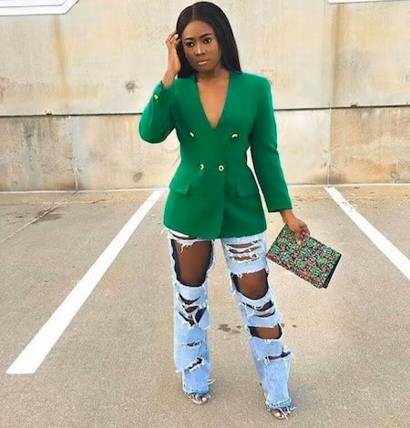  Phải chăng khổ chủ của chiếc quần rách tả tơi này vừa bị gấu tấn công nhưng vẫn phải vội vàng đi làm cho kịp giờ nên chẳng thể nghĩ được đến chuyện thay đồ 