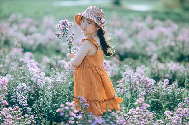 Nhiếp ảnh gia Kun Mon, người thực hiện bộ ảnh này chia sẻ: “Bộ ảnh chụp trong vòng một thời gian ngắn, ngay cánh đồng hoa ở thành phố Bắc Giang. Bé trước đây chưa từng trải nghiệm chụp ảnh chuyên nghiệp, mọi biểu cảm đều rất tự nhiên, chân thực”.