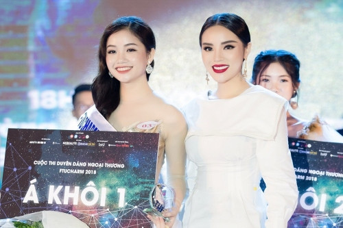 Hoa hậu trao giải cho Á khôi 1. Hoa hậu trao giải cho Á khôi 1 của cuộc thi.