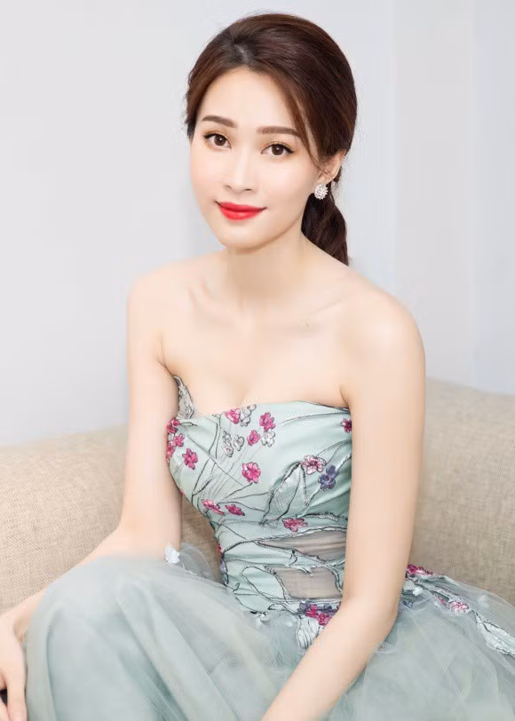 Sau khi sinh con, sức khỏe và cân nặng là một trong những vấn đề được chị em phụ nữ quan tâm nhất. Chính vì thế, những vòng eo thon gọn “thần tốc” và nhan sắc ngày càng hoàn thiện sau sinh của các Hoa hậu, Á hậu Việt dưới đây khiến không ít người “ghen tị”. Trước khi hạ sinh con gái đầu lòng, Hoa hậu Việt Nam 2012 Đặng Thu Thảo vốn được biết đến với vẻ đẹp mong manh, nhẹ nhàng.