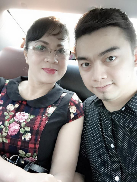 Hà Duy là con trai út của NSƯT Hương Dung. Từ khi con trai chưa biết chữ, chị thường xuyên đưa con đến phim trường và nhờ đó cậu bé bén duyên với phim ảnh. Thông minh vàlém lỉnh, Hà Duy được các đạo diễn giao cho nhiều vai diễn tinh nghịch. a