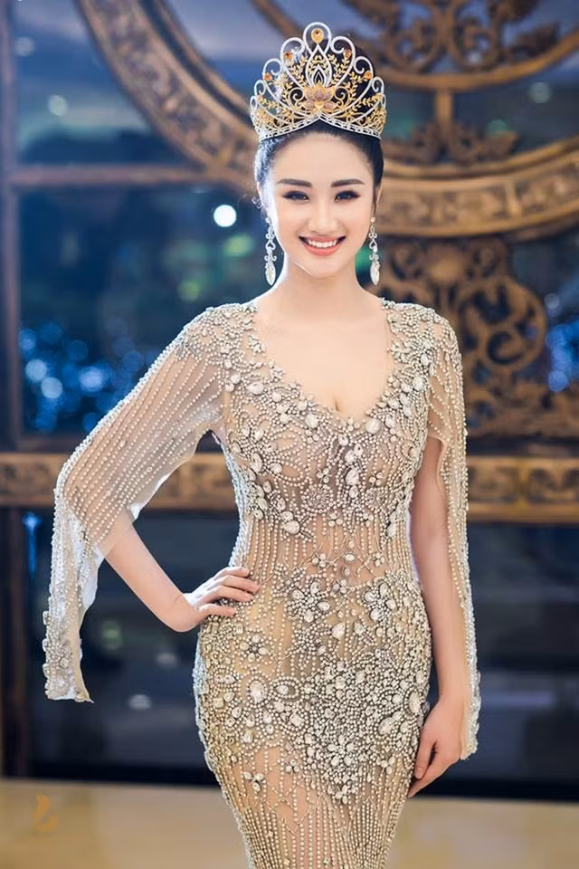 Khi con trai đã được 2 tháng tuổi, Hoa hậu Thu Ngân đã bất ngờ tái xuất với hình ảnh quyến rũ, mặn mà “trông mòn con mắt”.