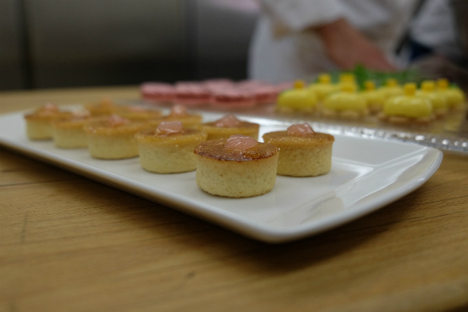 Đội ngũ đầu bếp cũng sẽ chế biến món kem đốt creme brulee. Đây là một món tráng miệng bao gồm một lớp đế custard béo phủ với một lớp nước caramen cứng. Ngoài ra còn có bánh biscuits phủ một lớp panna cotta vị xoài và một loại bánh macaroons màu vàng. Though the Royal chefs are used to the pressure of delivering such delicately crafted food to many guests at once with just under a week until the wedding, anticipation for the big day is building in the Royal kitchens. You approach every Royal event with the same care and attention to detail, says chef Stoby. But you dont get many opportunities to do a Royal Wedding in your lifetime, so this is very special.