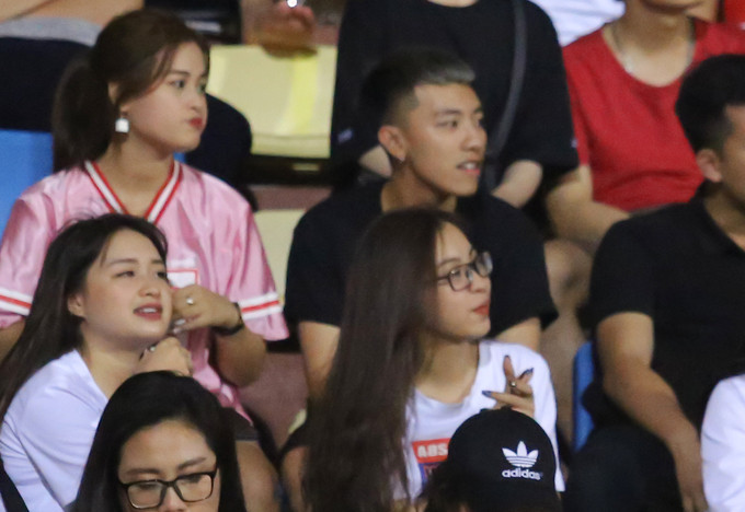 Bạn gái tới sân cổ vũ Quang Hải thi đấu