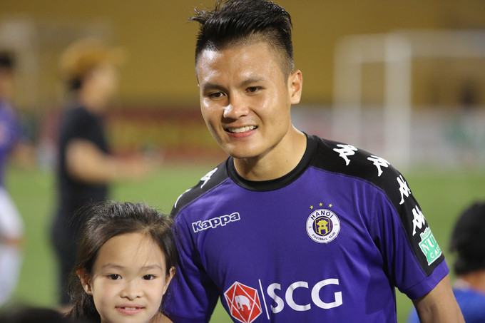 Bạn gái tới sân cổ vũ Quang Hải thi đấu