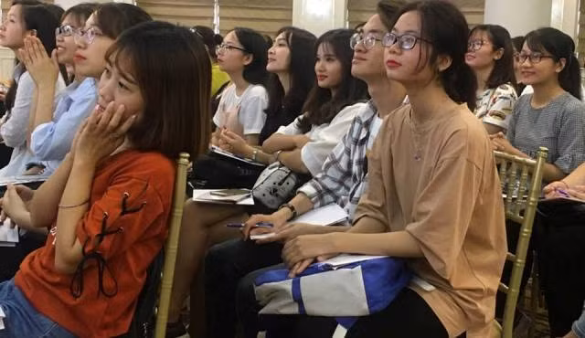 Hội thảo du học thu hút được rất nhiều bạn trẻ tham gia.