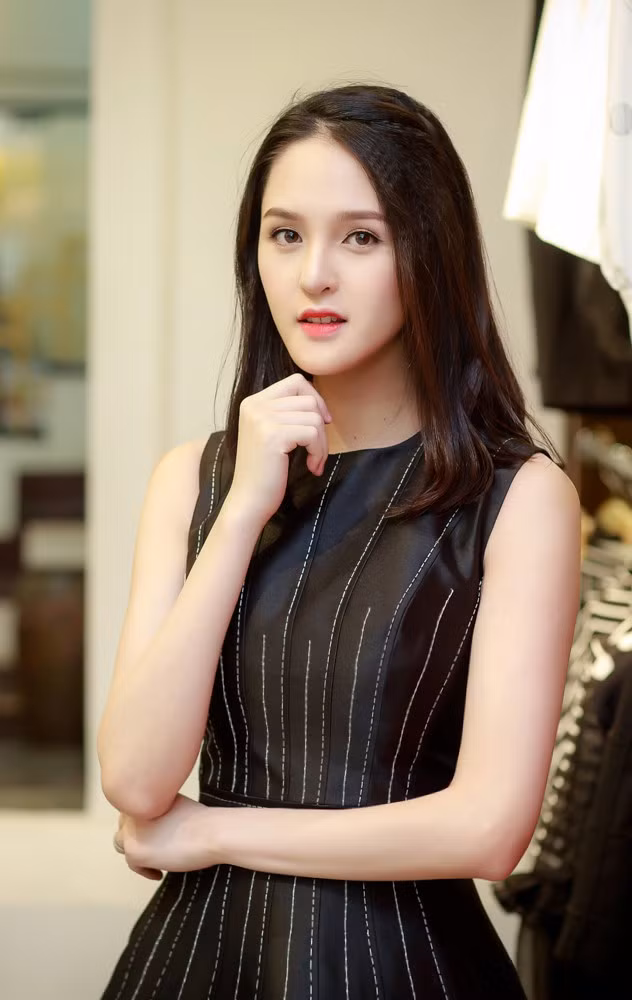 Vào tháng 3/2017, Á hậu Hoàng Anh khiến công chúng bất ngờ khi bí mật lên xe hoa với ông xã tên Đức Anh người Hà Nội. Lần đầu tái xuất sau khi sinh con gái đầu lòng được hơn 1 tháng, cô gây thương nhớ bởi vẻ đẹp “gái một con”.