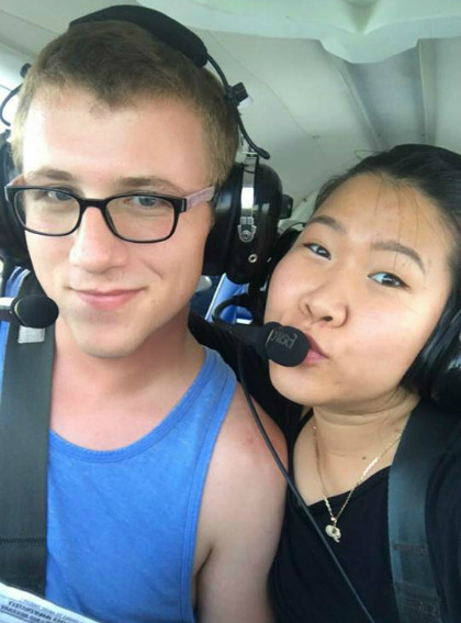 Alex vào đại học từ năm 14 tuổi. Anh lấy bằng thạc sĩ năm 19 tuổi, sau đó làm giáo viên dạy Toán cấp 3. Hơn một năm sau, Alex mới tìm được đam mê làm chủ vùng trời. Ảnh:NVCC. Một trong những lần Alex chở Quyên đi chơi trên trực thăng. Ảnh: NVCC.