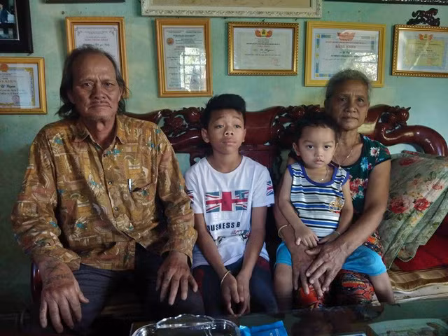  Bố mẹ và 2 đứa con mà Y Byen đã giải cứu từ tay thần chết. Hai đứa con được mẹ Y Byen nuôi nay đã khỏe mạnh và học giỏi 