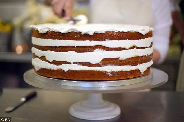 Vài giờ trước đám cưới hoàng gia: Cận cảnh quá trình làm ra chiếc bánh cưới với 200 quả chanh và 500 quả trứng ảnh 3