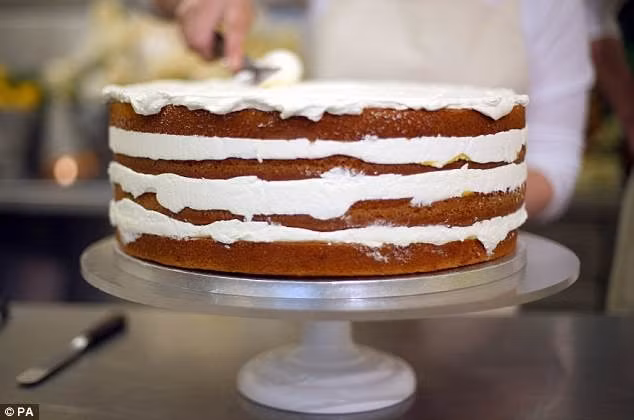 Vài giờ trước đám cưới hoàng gia: Cận cảnh quá trình làm ra chiếc bánh cưới với 200 quả chanh và 500 quả trứng ảnh 3