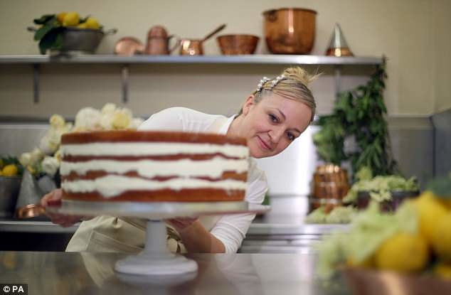 Vài giờ trước đám cưới hoàng gia: Cận cảnh quá trình làm ra chiếc bánh cưới với 200 quả chanh và 500 quả trứng ảnh 5