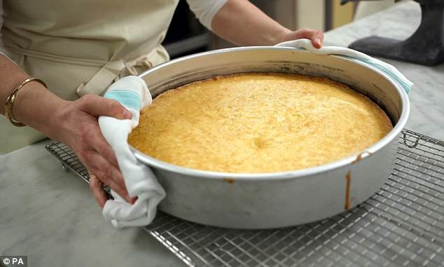 Vài giờ trước đám cưới hoàng gia: Cận cảnh quá trình làm ra chiếc bánh cưới với 200 quả chanh và 500 quả trứng ảnh 10