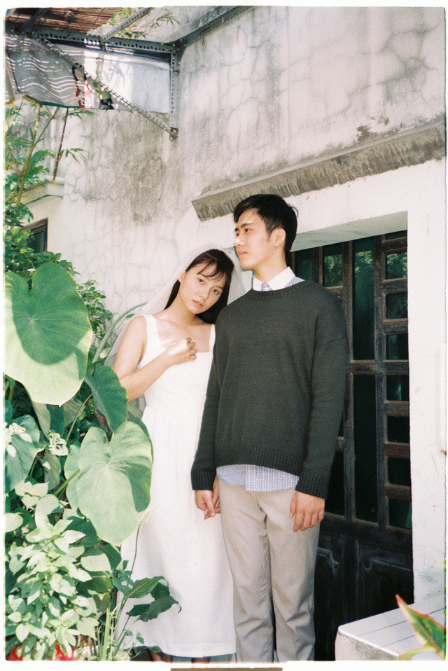 Thời gian qua, người xem liên tục trầm trồ trước những bộ ảnh tình yêu được chụp bằng máy film của các nhiếp ảnh gia thời xưa. Những bộ ảnh này tuy đơn giản nhưng lại tinh tế, chạm tới từng cảm xúc của người xem.