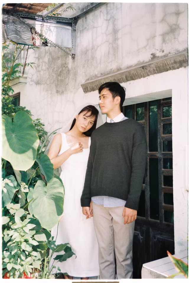 Thời gian qua, người xem liên tục trầm trồ trước những bộ ảnh tình yêu được chụp bằng máy film của các nhiếp ảnh gia thời xưa. Những bộ ảnh này tuy đơn giản nhưng lại tinh tế, chạm tới từng cảm xúc của người xem.