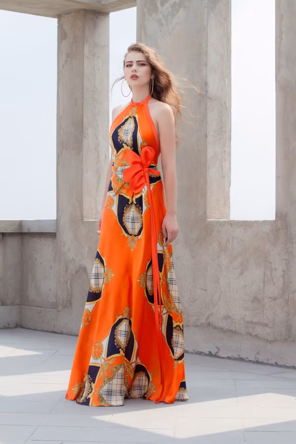 Mùa hè thường gắn liền với những chuyến đi biển, du lịch vì thế nhà thiết kế đã đưa thêm một số mẫu váy maxi vào bộ sưu tập mới.