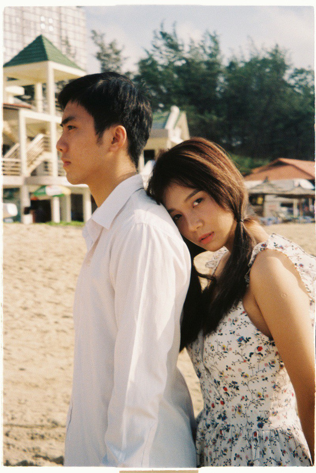 Được biết, bối cảnh khu vườn chỉ là một phần trong bộ ảnh cưới. Trọn bộ ảnh có 3 phần được chụp tại biển, khu vườn và khu rừng gần nhà. Nam nhiếp ảnh đã sử dụng 3 cuộn film cho 3 bối cảnh nên chỉ mất 30 phút để hoàn thành bộ ảnh.