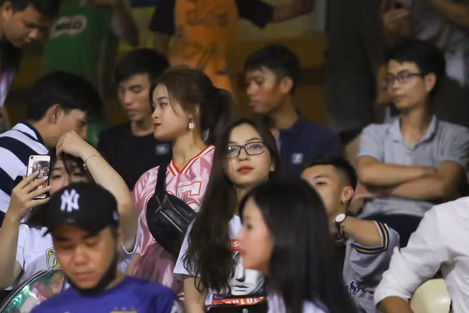 Bạn gái tới sân cổ vũ Quang Hải thi đấu