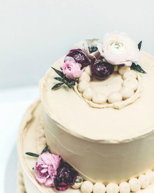 Trước khi đám cưới diễn ra, điện Kensington cũng thông báo rằng Hoàng tử Harry và Công nương Meghan cũng đã chọn đầu bếp Claire Ptak, đầu bếp nổi tiếng ở phía Tây London, là người làm ra chiếc bánh tiệc cưới. Hoàng tử và Công nương yêu cầu Claire tạo ra một chiếc bánh vị chanh, được bao quanh bởi kem bơ và hoa tươi để mang lại cảm giác tươi mới, đầy sức sống. And Kensington Palace has announced that Harry and Markle have selected pastry chef Claire Ptak, owner of the East London-based bakery Violet Cakes, to create their wedding confection. Prince Harry and Ms. Markle have asked Claire to create a lemon elderflower cake that will incorporate the bright flavours of spring, the Kensington Palace said. It will be covered with buttercream and decorated with fresh flowers.