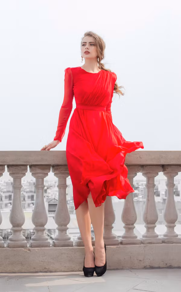 Ngoài vải lụa nhân tạo, nhà mốt Việt còn sử dụng thêm các loại tơ lụa, voan lụa để mang tới sự nhẹ nhàng cho các mẫu váy.